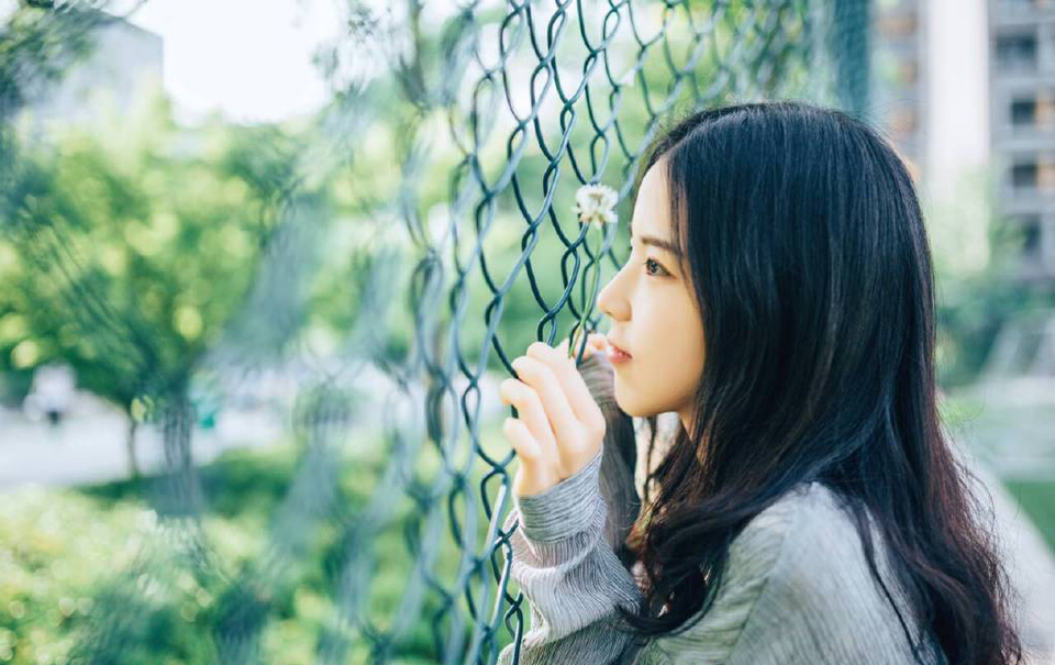 “好像蝉儿姐姐这些年也没变过，反倒是我们都快老了，你说是不是夫君偏心，传了蝉儿姐姐什么不传之秘？”小乔好奇道。